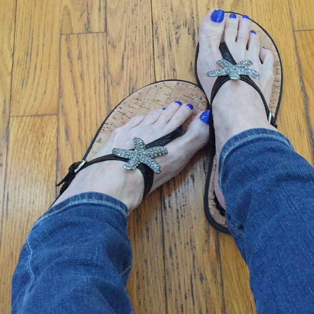 Beautiful Juicy Couture Starfish w pave rhinestone stones sandal